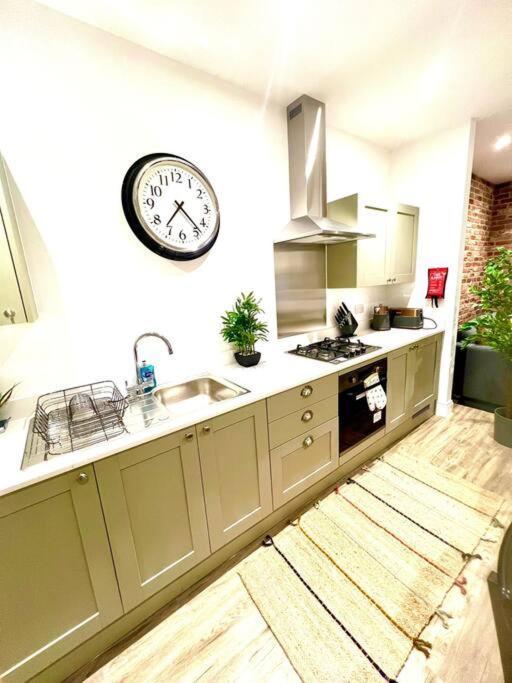 Brand New Apt - Beach Breeze Spacious 1-Bedroom Apartment With Parking - Sleeps 4 Ppl- Internet Bournemouth Exteriér fotografie